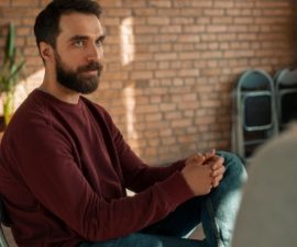 Pourquoi les hommes en France peinent à consulter, et comment BetterHelp répond à ce défi