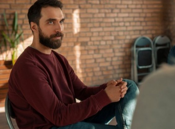 Pourquoi les hommes en France peinent à consulter, et comment BetterHelp répond à ce défi