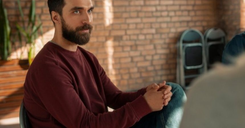 Pourquoi les hommes en France peinent à consulter, et comment BetterHelp répond à ce défi